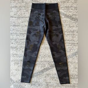 Soulcycle x Ultracor Skull Leggings Black Camo size : S - used once